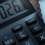 Calculadora exibindo 2026, com botões de impostos e porcentagem