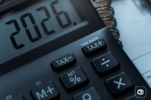 Calculadora exibindo 2026, com botões de impostos e porcentagem