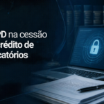 Banner sobre LGPD na cessão de crédito de precatórios. À esquerda, o texto em destaque “LGPD na cessão de crédito de precatórios” sobre fundo escuro em tons de azul. À direita, mesa de trabalho com notebook exibindo ícone de cadeado em tela de segurança digital, documentos impressos e caneta. Ao fundo, livros jurídicos desfocados e elementos gráficos tecnológicos que remetem à proteção de dados, privacidade e segurança da informação no contexto jurídico e financeiro.
